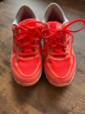 New Balance women’s GOLF shoes Neon Coral - soft spikes. Fits snug like an 8!